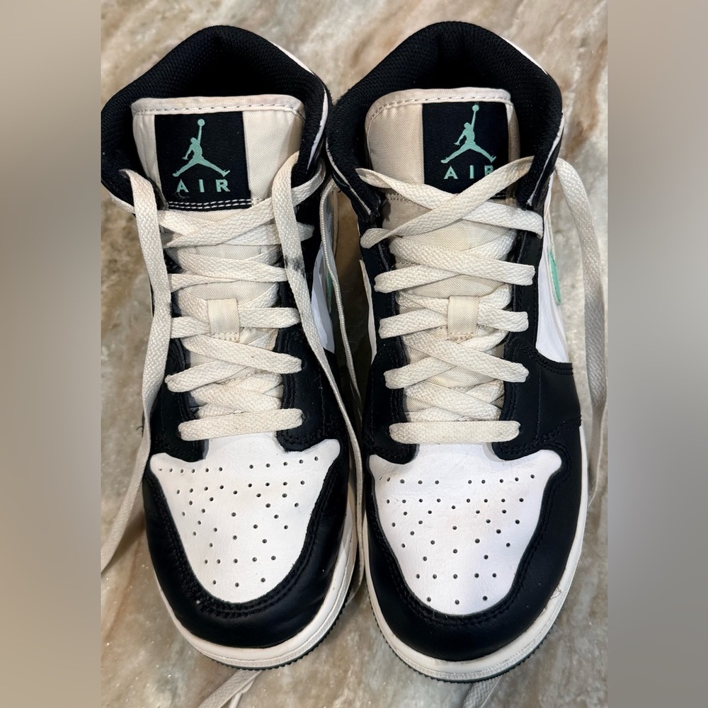 Youth NIKE Air Jordan 1 Mid high top sneakers- green glow/white/black. Size 6.5Y - Picture 3 of 10